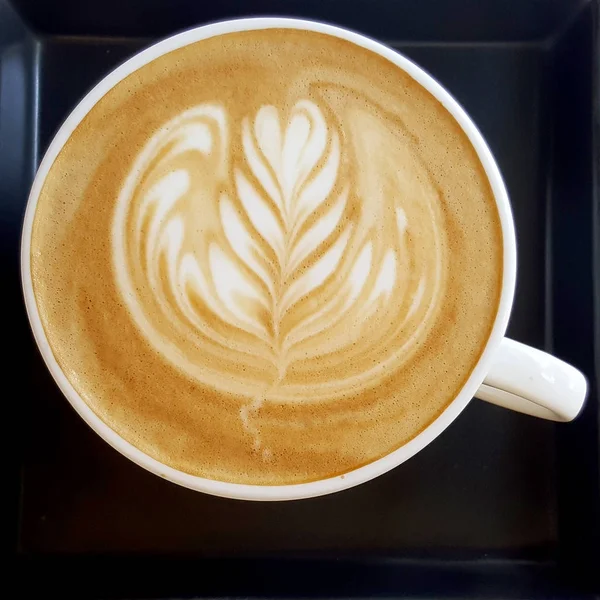 Вид Сверху Кружки Кофе Latte Art Чёрном Фоне — стоковое фото
