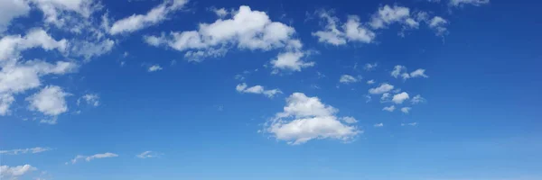 Panorama Langit Dengan Awan Pada Hari Yang Cerah — Stok Foto