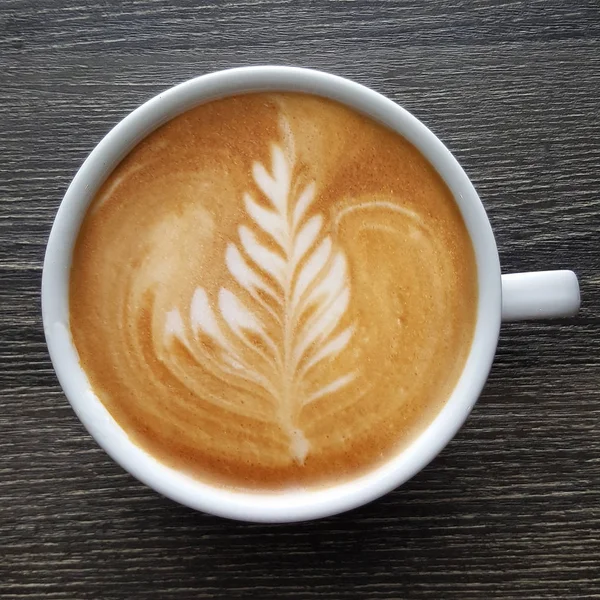 Tampilan Atas Cangkir Kopi Seni Latte Latar Belakang Kayu — Stok Foto