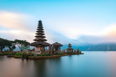 Ulun Danu Beratan Tapınağı Endonezya 'nın Bali gölünün batı yakasında yer alan ünlü bir simgedir..