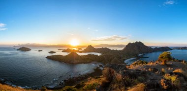 Güneş batarken Padar Adası 'nın panoramik manzarası dramatik bir gökyüzü, Palau Padar, Komodo Ulusal Parkı, Endonezya