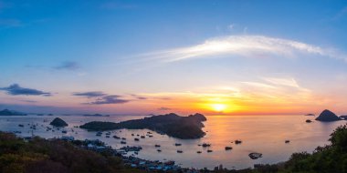 Labuan Bajo'da panorama dramatik gün batımı gökyüzü, Flores Adası, Nusa Tenggara, Endonezya.