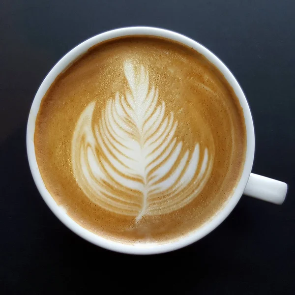 Vista Superior Una Taza Café Latte Arte Sobre Fondo Negro —  Fotos de Stock