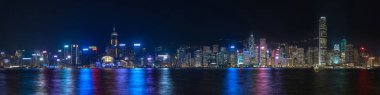 Hong Kong manzarası renkli panoramik manzaralı Kowloon gece defa üzerinde. Hong Kong, Çin.