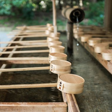 Geleneksel Japon kepçesi, barışçıl bir Japon tapınağındaki temizlik kuyusunda arınmak için..