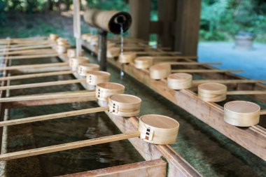 Geleneksel Japon kepçesi, barışçıl bir Japon tapınağındaki temizlik kuyusunda arınmak için..