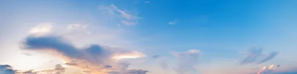 아름다운 구름으로 극적으로 색깔의 파노라마 파노라마 — 스톡 사진