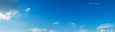 Güneşli bir günde gökyüzü bulutlu. Güzel sirrus bulutu. Panoramik resim.