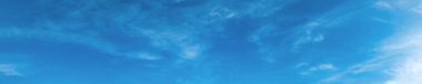 Güneşli bir günde gökyüzü bulutlu. Güzel sirrus bulutu. Panoramik resim.