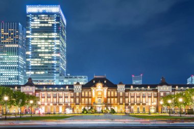 Alacakaranlık vakti modern Highrise binasıyla çevrili Tokyo tren istasyonunda ufuk çizgisi. Tokyo Şehri, Japonya.