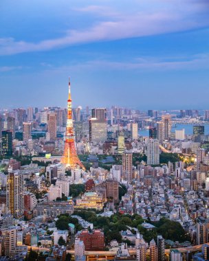 Tokyo 'nun gökdelen manzarası, gökdelenler ofis binası manzarası ve akşam Tokyo şehir merkezi. Japonya, Asya.