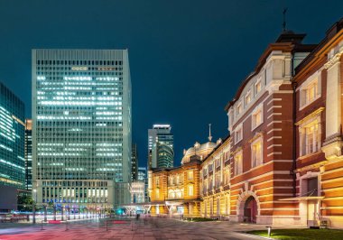 Alacakaranlık vakti modern Highrise binasıyla çevrili Tokyo tren istasyonunda ufuk çizgisi. Tokyo Şehri, Japonya.