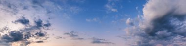 Gün doğumu ve gün batımından oluşan güzel bulutlu dramatik renkli manzara. Panoramik resim.