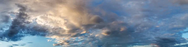 曇りの日に嵐の雲と劇的なパノラマの空 パノラマ画像 — ストック写真