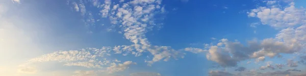 Panoráma Felhővel Egy Napsütéses Napon Gyönyörű Cirrus Felhő Panorámakép — Stock Fotó