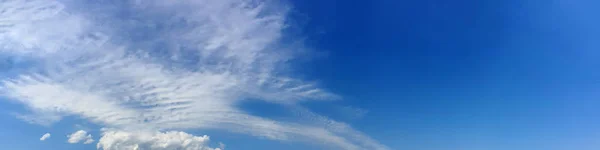 Panoramahimmel Mit Wolken Einem Sonnigen Tag Schöne Zirruswolke Panoramabild — Stockfoto