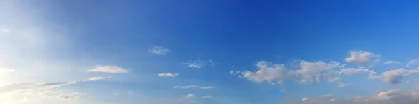 Céu Panorama Com Nuvem Dia Ensolarado Uma Bela Nuvem Cirros — Fotografia de Stock