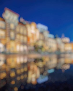 Akşamları Tokyo şehrinin siluetinin bulanık arkaplanı. Soyut arkaplan.