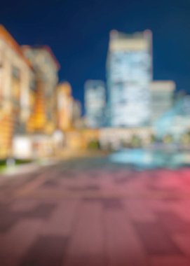 Akşamları Tokyo şehrinin siluetinin bulanık arkaplanı. Soyut arkaplan.