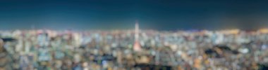 Akşamları Tokyo şehrinin siluetinin bulanık arkaplanı. Soyut arkaplan.