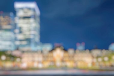 Akşamları Tokyo şehrinin siluetinin bulanık arkaplanı. Soyut arkaplan.