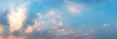 Gün doğumu ve gün batımından oluşan güzel bulutlu dramatik renkli manzara. Panoramik resim.