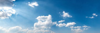 Güneşli bir günde gökyüzü bulutlu. Güzel sirrus bulutu. Panoramik resim.