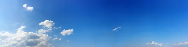 晴れた日に雲とパノラマの空 美しいサーカスの雲 パノラマ画像 — ストック写真