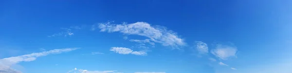 万里无云 美丽的卷云 全景图像 — 图库照片