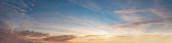 Panorama Von Dramatischer Lebendiger Farbe Mit Schöner Wolke Von Sonnenaufgang — Stockfoto