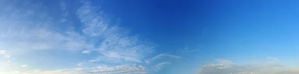 Panoramahimmel Mit Wolken Einem Sonnigen Tag Schöne Zirruswolke Panoramabild — Stockfoto