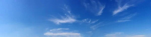 Панорамное Небо Облаком Солнечный День Красивое Циррусовое Облако Панорамное Изображение — стоковое фото