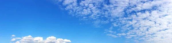Panoráma Felhővel Egy Napsütéses Napon Gyönyörű Cirrus Felhő Panorámakép — Stock Fotó