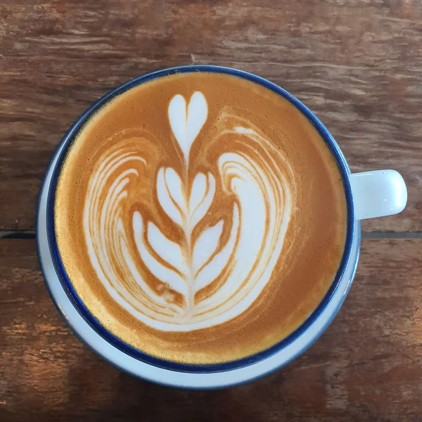 Bovenaanzicht Van Een Latte Art Koffie Mok Hout Achtergrond — Stockfoto