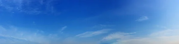 晴れた日に雲とパノラマの空 美しいサーカスの雲 パノラマ画像 — ストック写真