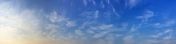 Céu Panorama Com Nuvem Dia Ensolarado Uma Bela Nuvem Cirros — Fotografia de Stock