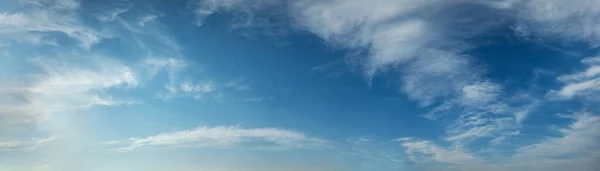 Céu Panorama Com Bela Nuvem Dia Ensolarado Imagem Panorâmica Alta — Fotografia de Stock