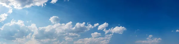 晴れた日に雲とパノラマの空 美しいサーカスの雲 パノラマ画像 — ストック写真