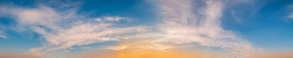 Gün Doğumu Gün Batımından Oluşan Güzel Bulutlu Dramatik Renkli Manzara — Stok fotoğraf