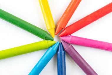 Pastel boya kalemleri ve pasteller beyaz arkaplanda, kopyalama alanı ile izole edilmiş. Eğitim öğrenme sanatı kavramı.