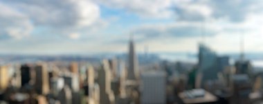 New York şehrinin arka planı, gün batımından önce şehrin gökdelenleriyle çatıdan silinmiş. New York, ABD. Panorama resmi.