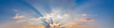 Gün doğumu ve gün batımından oluşan güzel bulutlu dramatik renkli manzara. Panoramik resim.