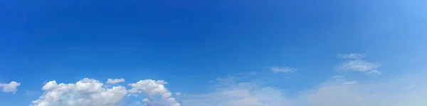 Panorama Céu Azul Com Nuvem Dia Ensolarado Bela Imagem Panorâmica — Fotografia de Stock