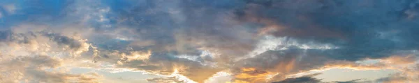 Panorama Von Dramatischer Lebendiger Farbe Mit Schöner Wolke Von Sonnenaufgang — Stockfoto