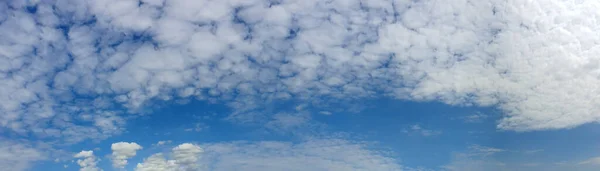 Güneşli Bir Günde Bulutlu Mavi Gökyüzü Manzarası Güzel 180 Derecelik — Stok fotoğraf