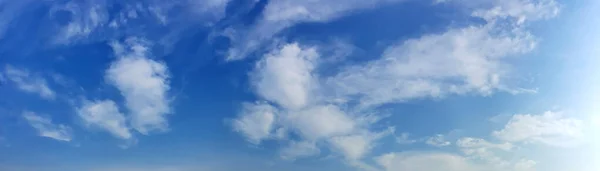 Kék Panoráma Felhő Egy Napsütéses Napon Gyönyörű 180 Fokos Panorámakép — Stock Fotó