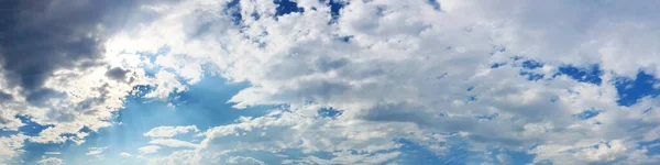 曇りの日に嵐の雲と青空のパノラマ 美しい180度パノラマ画像 — ストック写真