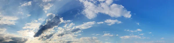 晴れた日に雲と青空のパノラマ 美しい180度パノラマ画像 — ストック写真