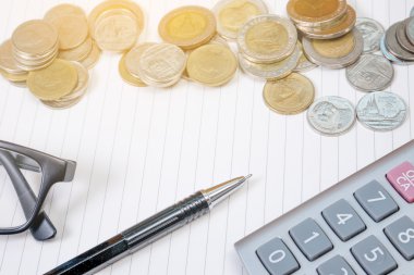 Bir finans para, hesap makinesi notlar, kopya ile hesap makinesi Üstten Görünüm