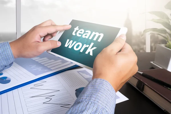  Tablet bilgisayar kullanan adam